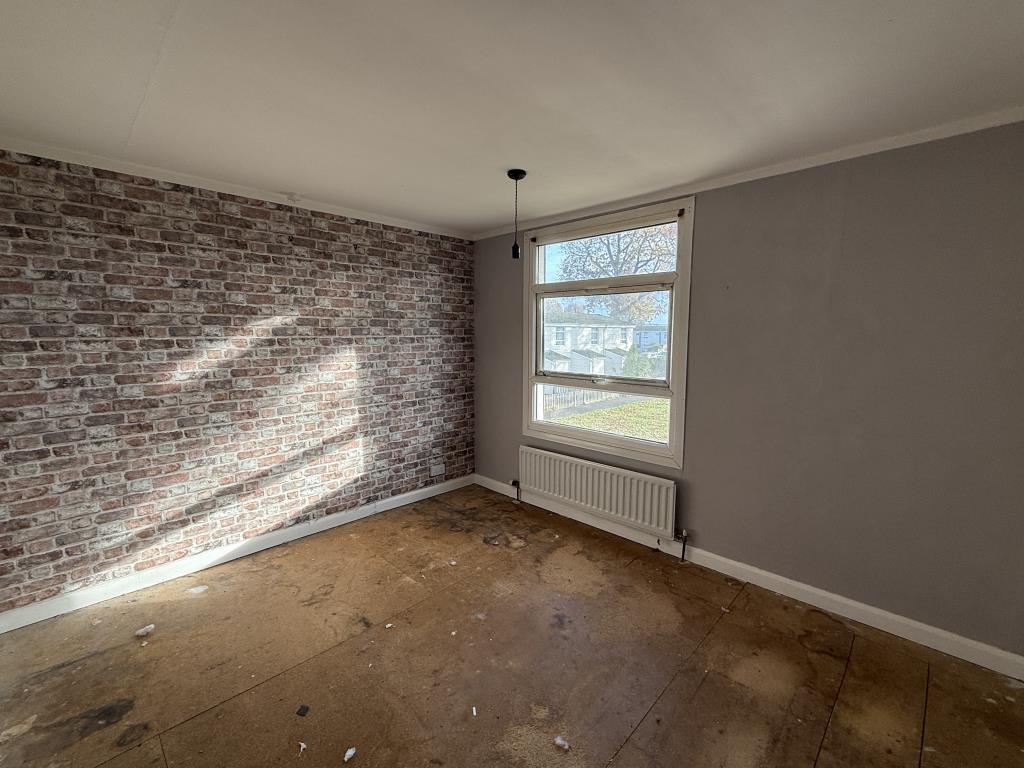 Lot: 61 - HOUSE IN NEED OF IMPROVEMENT - Bedroom 1 in House in Need of Improvement